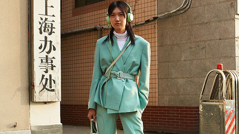 Các tín đồ thời trang có thể làm mới tủ đồ quần áo trong thời điểm giao mùa này với gam màu xanh mint nổi bật.