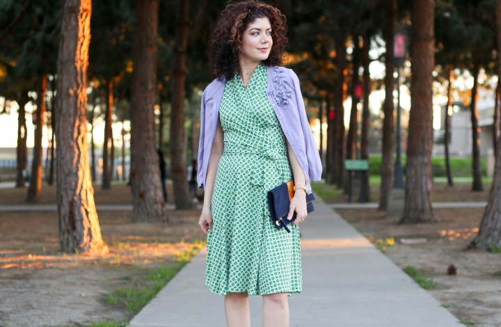 Chiếc váy xanh bạc hà sẽ thêm phần nữ tính hơn khi phối với chiếc cardigan màu tím mộng mơ.