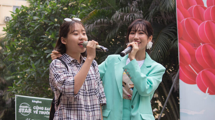 Nữ ca sĩ Min nổi bật trong chiếc áo blazer màu xanh mint mặc khi đi diễn. Ảnh: Internet.