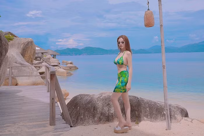Mung sinh nhat U40, Huyen Baby tha dang bikini 