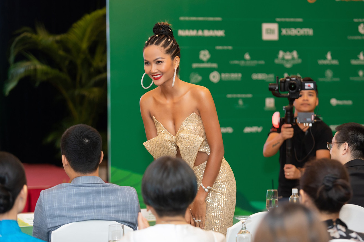 Bộ váy gam màu vàng, đính kết tỉ mỉ do nhà thiết kế Lê Thanh Hoà thực hiện riêng cho H'Hen Niê.