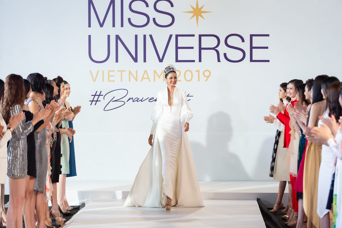 Hoa hâu H'Hen khoe vòng một lấp ló với chiếc đầm xẻ ngực sâu đầy tinh tế.