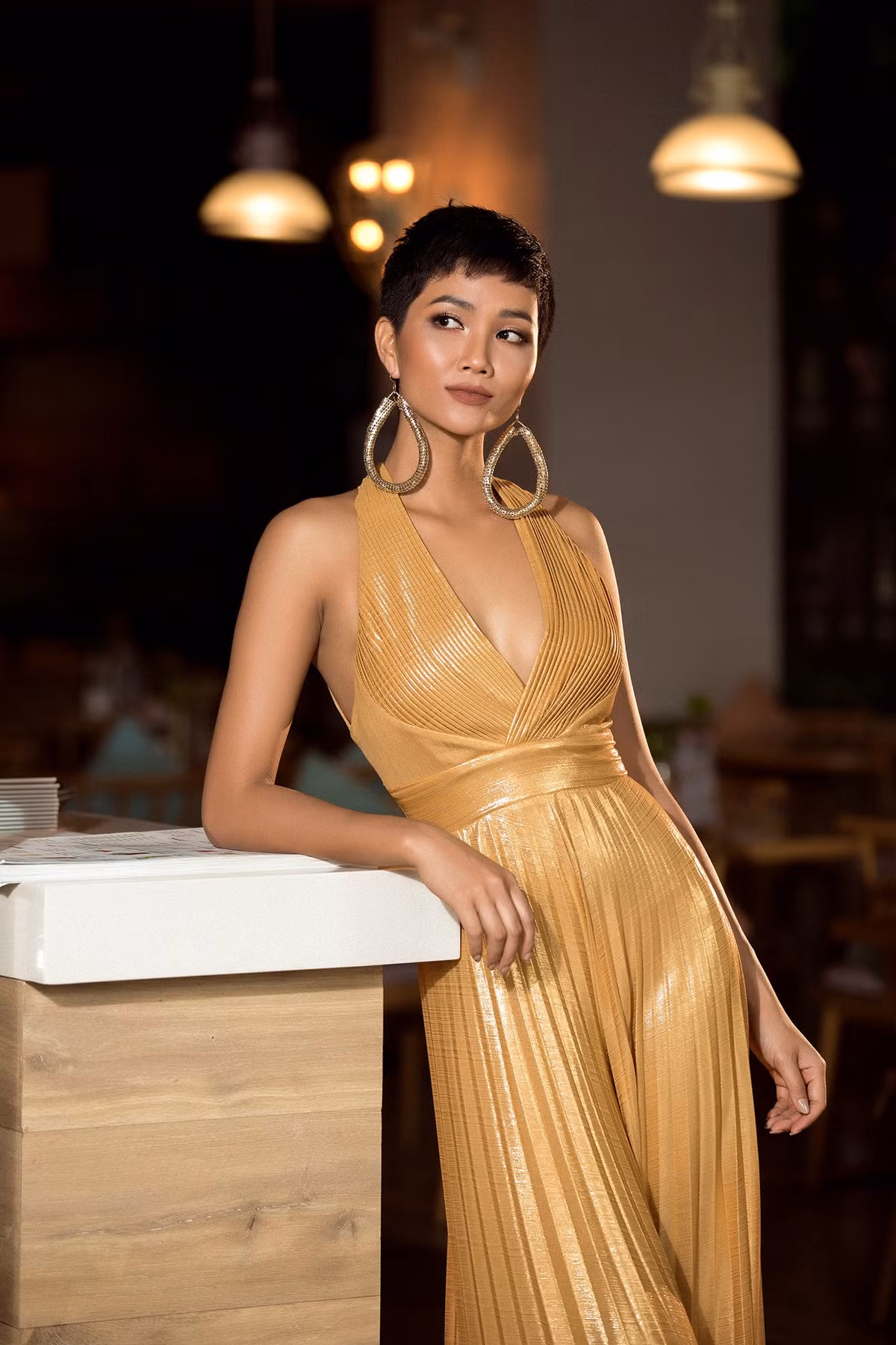 H'Hen hóa quý cô sang chảnh và thời thượng với thiết kế cắt xẻ bạo khoe vòng một đầy đặn. Ảnh: FBNV.