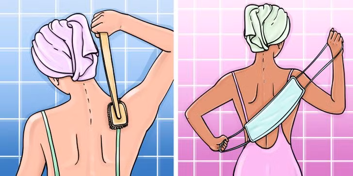 Lưng: Rất khó để làm sạch vùng lưng nếu không có dụng cụ chuyên dụng. Bạn có thể bắt đầu bằng việc chải khô rồi tẩy tế bào chết bằng xơ mướp dài hoặc băng tẩy tế bào chết. Cuối cùng, tắm sạch bằng nước. Ảnh: BS. 