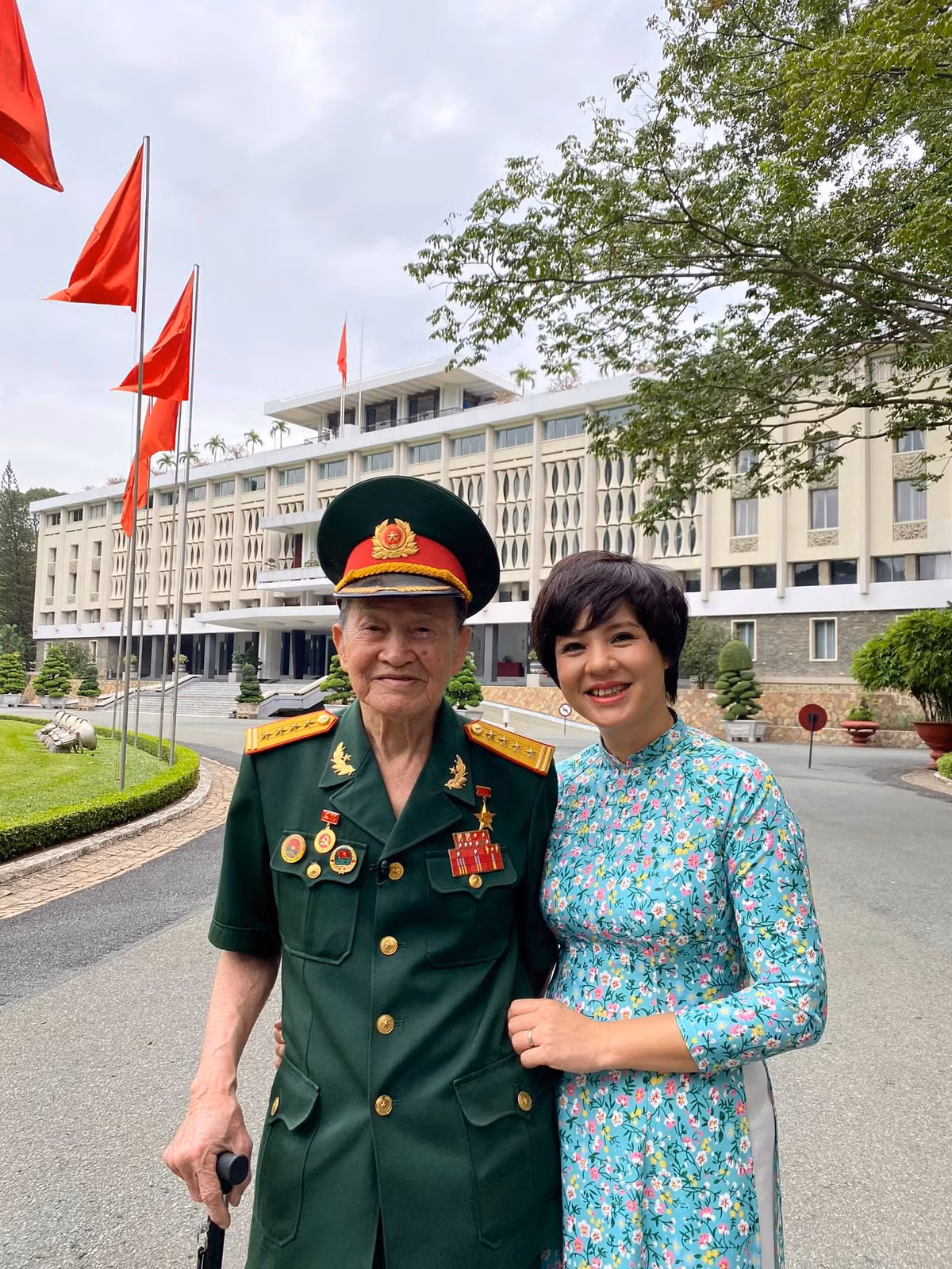 Khi lên sóng, Diễm Quỳnh thường chọn tà áo dài truyền thống của Việt Nam.