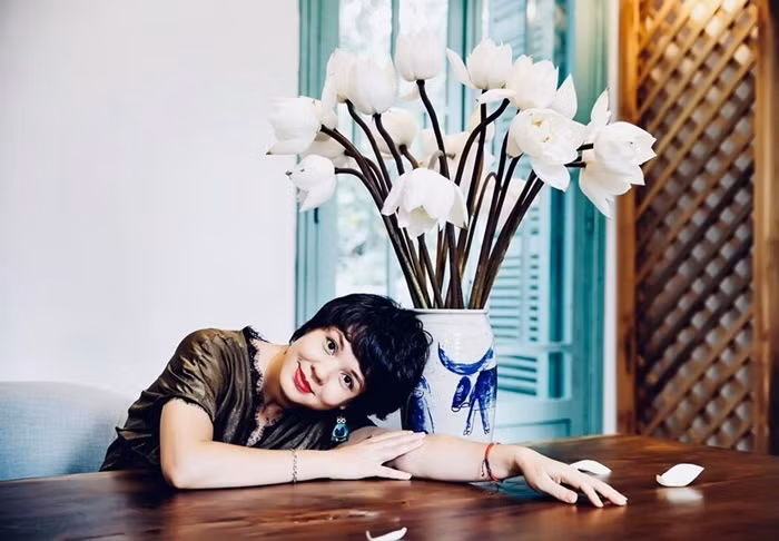 Dù bước sang tuổi 48 nhưng BTV Diễm Quỳnh thường chọn những bộ trang phục đơn giản, trẻ trung và năng động.