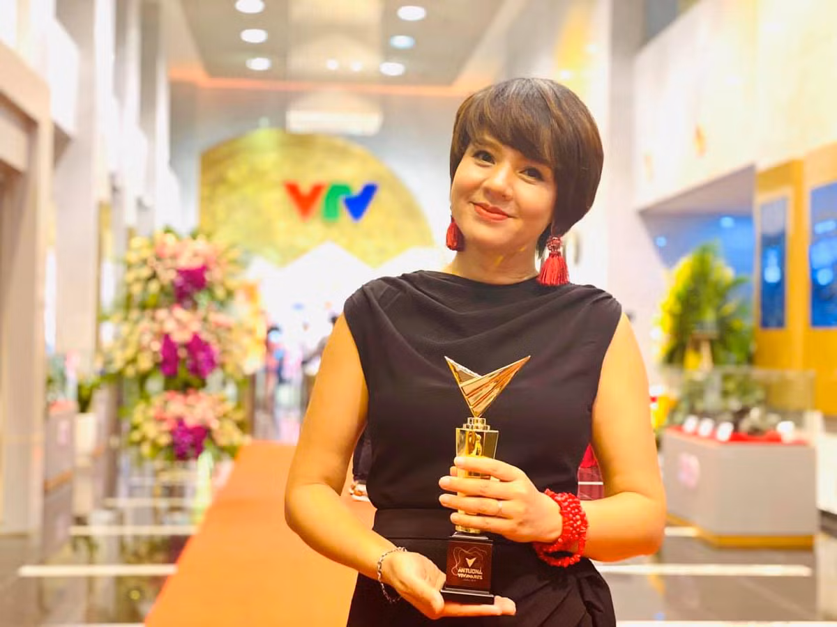 Bên cạnh những trang phục truyền thống, Diễm Quỳnh thường xuyên diện các kiểu váy áo hiện đại, tôn dáng.