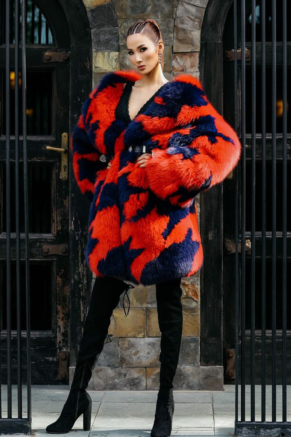 Đi quay chương trình giữa mùa hè xong Á hậu Hoàng Thùy vẫn không ngại diện áo lông to sụ và tết tóc chiến binh cho thật ngầu.