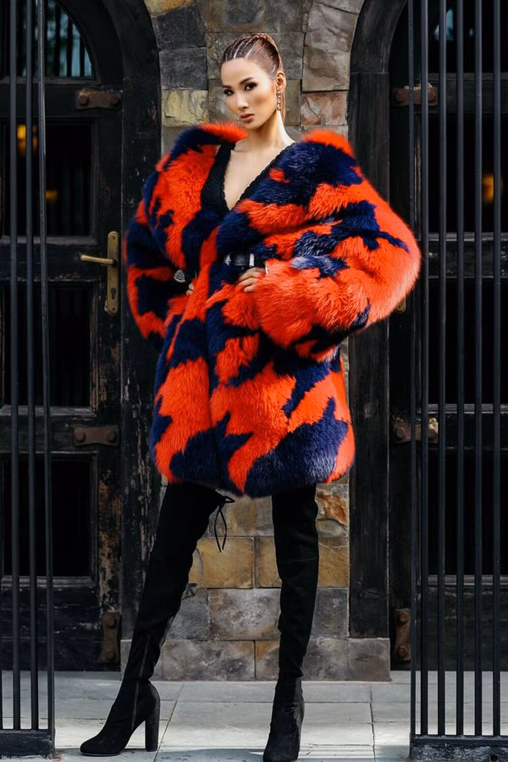 Đi quay chương trình giữa mùa hè xong Á hậu Hoàng Thùy vẫn không ngại diện áo lông to sụ và tết tóc chiến binh cho thật ngầu.