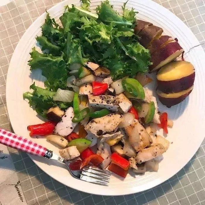 Ngoài thay đổi chế độ ăn uống, Jini còn thường xuyên tập luyện để có cơ thể săn chắc. Cô nàng dành ra ít nhất 1 tiếng mỗi ngày để tập luyện ở phòng tập gym. Vào ngày thứ 7, chủ nhật, có nhiều thời gian hơn, cô nàng sẽ tập thêm yoga.