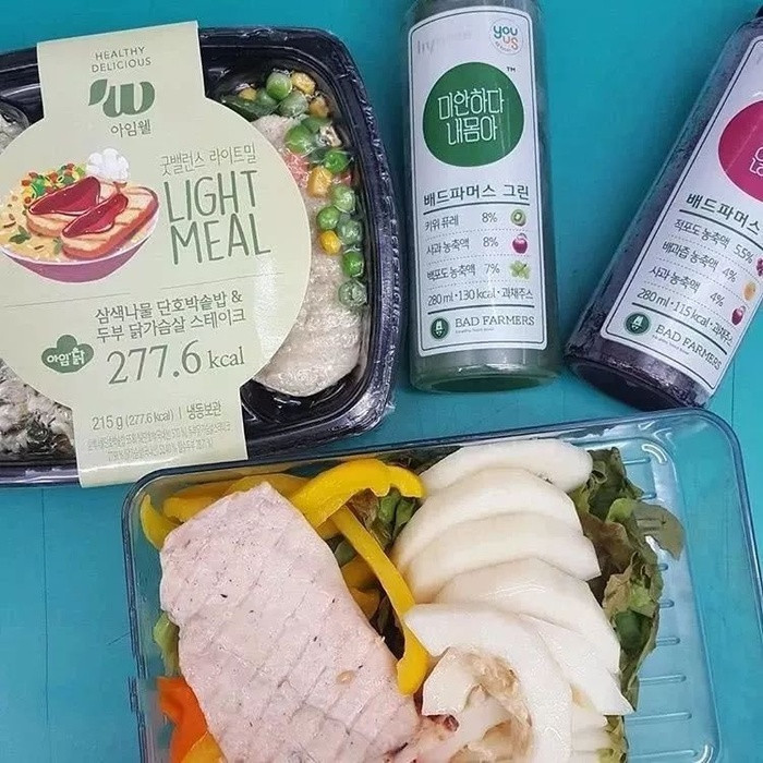 Bữa sáng của Jini chỉ có trái cây và ngũ cốc. Jini cũng chú ý bổ sung lượng đạm cho bữa trưa và bữa tối. Trong 2 bữa này, Jini ăn nhiều thịt ức gà, cá, thêm nhiều rau, củ.