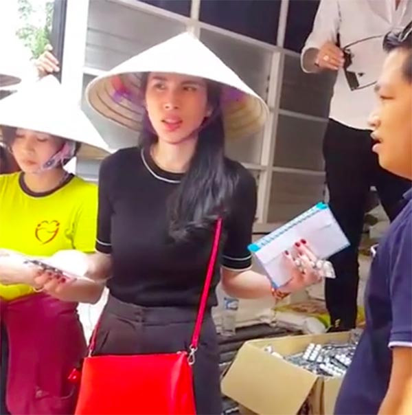 Chiếc nón lá cũng là phụ kiện không thể thiếu với bà xã Công Vinh để chắn gió, che nắng táp.