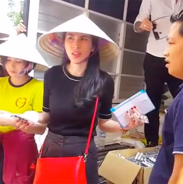 Chiếc nón lá cũng là phụ kiện không thể thiếu với bà xã Công Vinh để chắn gió, che nắng táp.