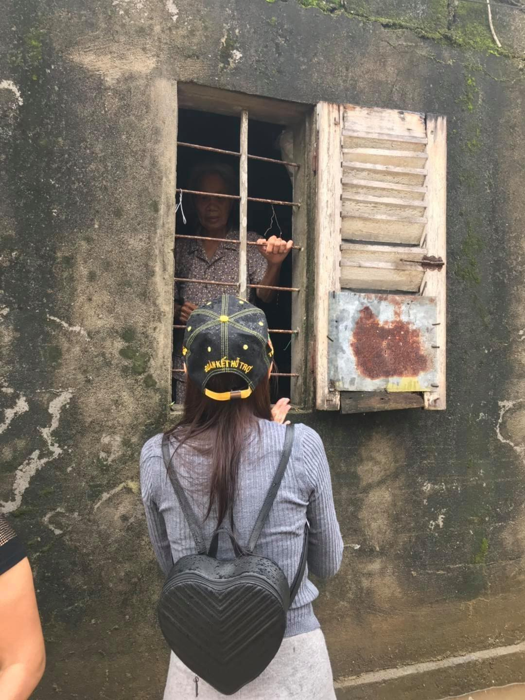 Hình ảnh Thuỷ Tiên ăn mặc giản dị, lăn xả trong vùng lũ miền Trung những ngày gần đây được dân mạng hết lòng ngưỡng mộ.