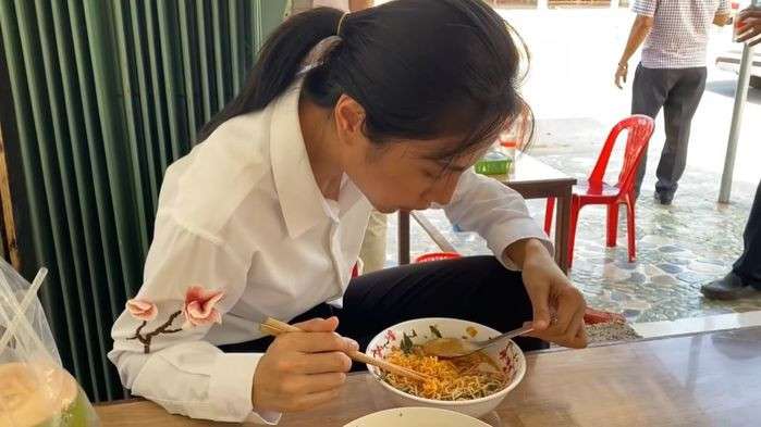 Bà xã Công Vinh diện áo sơ mi trắng ở khắp mọi nơi, đặc biệt là những khi đi làm từ thiện.