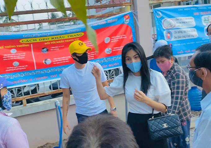 Từ đợt hạn mặn cho đến đợt lũ lụt, Thủy Tiên cũng chỉ trung thành với mốt giản dị: áo sơ mi trắng, quần âu đen và giày đế bệt.