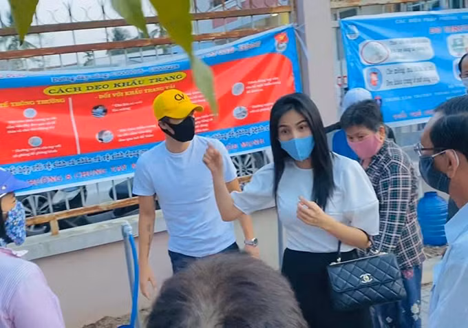 Từ đợt hạn mặn cho đến đợt lũ lụt, Thủy Tiên cũng chỉ trung thành với mốt giản dị: áo sơ mi trắng, quần âu đen và giày đế bệt.