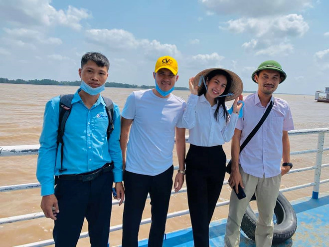 Những lần đi từ thiện khác, Thủy Tiên ưu ái áo sơ mi trắng sơ vin quần chỉn chu.