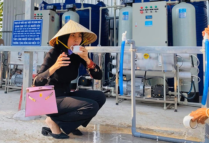 Không trang điểm, mặc đồ giản dị nhưng nữ ca sĩ vẫn tỏa sáng với tấm lòng nhân hậu của mình.