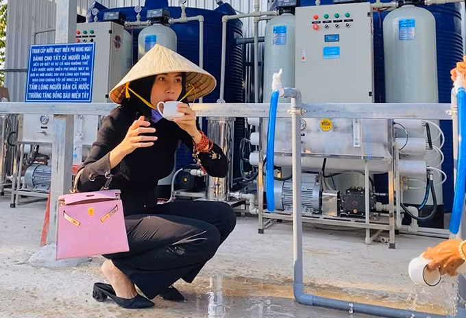 Không trang điểm, mặc đồ giản dị nhưng nữ ca sĩ vẫn tỏa sáng với tấm lòng nhân hậu của mình.