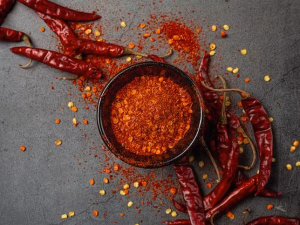 8. Ớt có chứa một hợp chất hóa học gọi là capsaicin có thể trực tiếp tạo nhiệt. Capsaicin kích hoạt một thụ thể có trong tế bào thần kinh cảm giác, tạo ra cảm giác nóng và làm tăng nhiệt độ cơ thể.