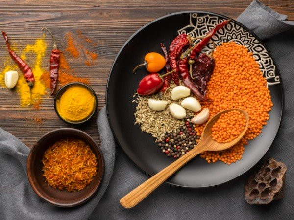 3. Quế: Thêm quế vào các món ăn của bạn trong mùa đông có thể giúp tăng cường trao đổi chất và tạo ra nhiệt trong thời tiết lạnh giá. Bột quế trộn với nước hoa hồng có hiệu quả trong việc điều trị da khô vào mùa đông và uống nước pha quế có thể giúp kiểm soát ho và cảm lạnh.