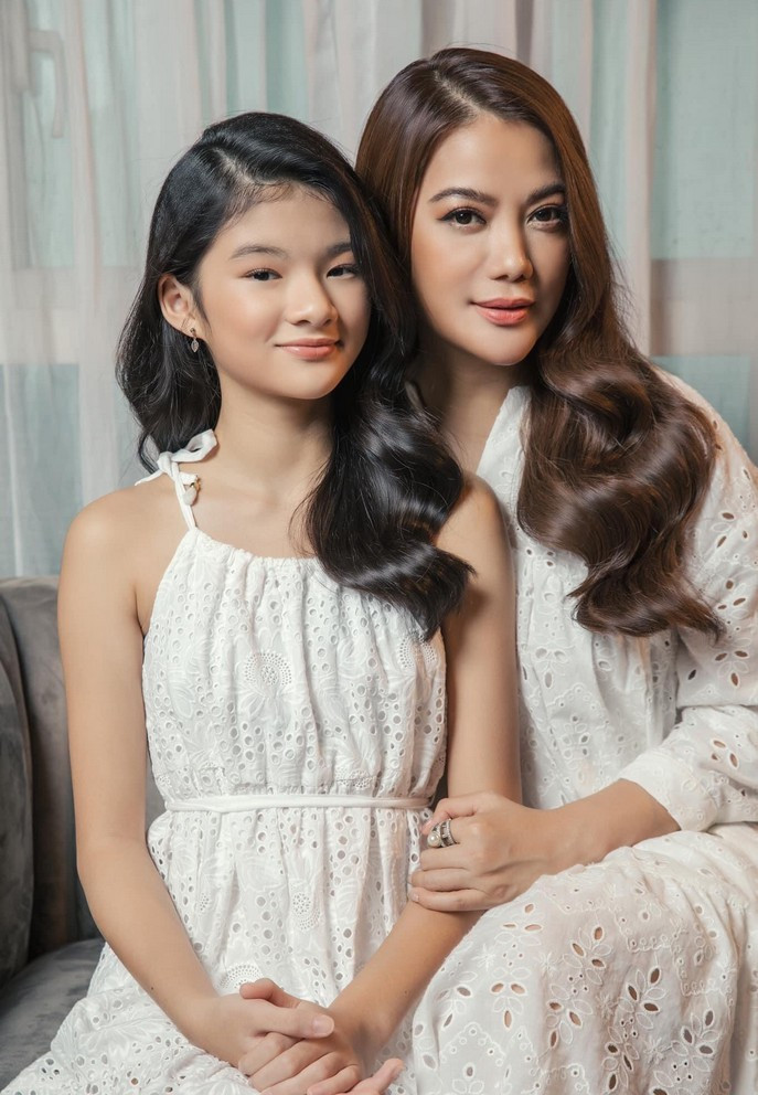 Cô bé khoe nhanh sắc xinh đẹp khi diện đầm trắng ton sur ton với mẹ.