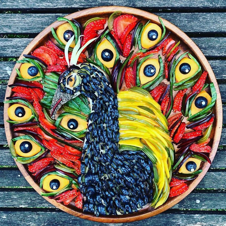 Sarah chỉ sử dụng trái cây, rau tươi, hạt, quả hạch, đôi khi thêm một chút chocolate, để tạo nên các tác phẩm đẹp mắt. Cô tuyệt đối không dùng khoai tây nghiền, mì ống, thuốc nhuộm thực phẩm hoặc các chất phụ gia khác.