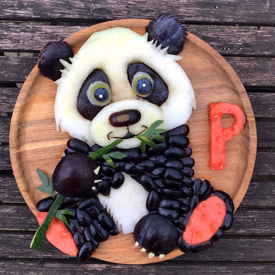 Chú gấu trúc đáng yêu được tạo nên tử hoa quả khiến bé nào cũng thích thú.