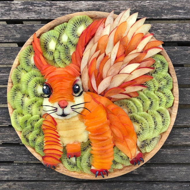 Sarah có một blog ẩm thực chuyên đăng tải các món tráng miệng có hình thù đẹp mắt, được làm từ trái cây, rau củ do cô tự bày biện.