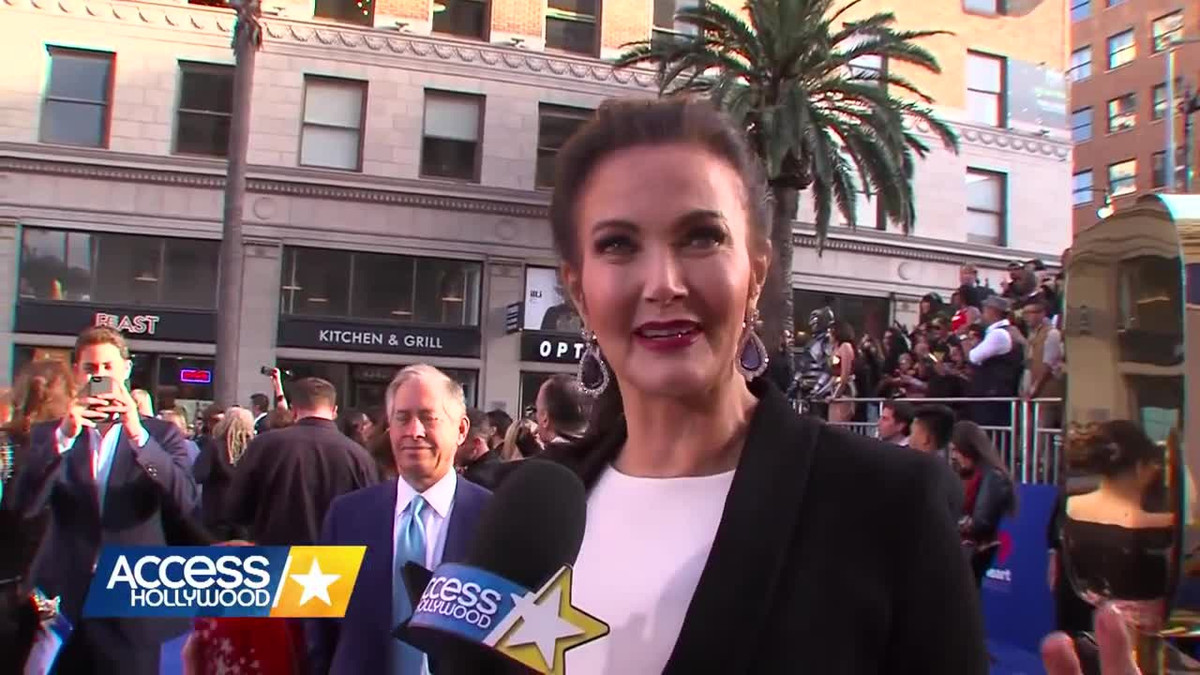 Đồng thời, cô còn sử dụng mặt nạ lòng trắng trứng để phục hồi da giúp giảm nếp nhăn cũng như mờ thâm. Chỉ cần để yên trong 20 phút rồi rửa sạch bằng nước bạn sẽ thấy làn da thay đổi. Bên cạnh đó, các nàng có thể sử dụng thêm nước cốt chanh trộn cùng lòng trắng trứng để giảm lượng dầu gây ra mụn.