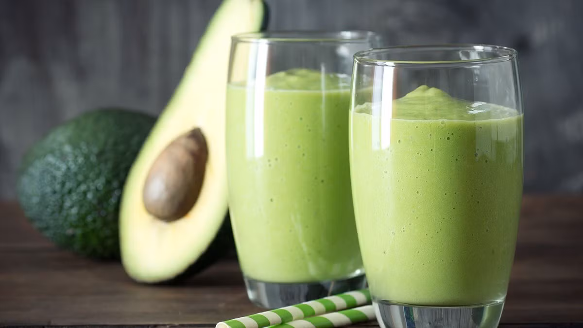 Sinh tố bơ: Quả bơ không chỉ giàu các chất khoáng, các loại chất béo không bão hòa đơn rất tốt cho sức khỏe, mà bơ cũng là loại quả chứa nhiều folat – giúp chuyển hóa protein, vì thế tạo nhiều năng lượng cho tình dục. Ăn bơ giúp tăng cường sức khỏe, năng lượng và tăng ham muốn tình dục ở cả hai giới.