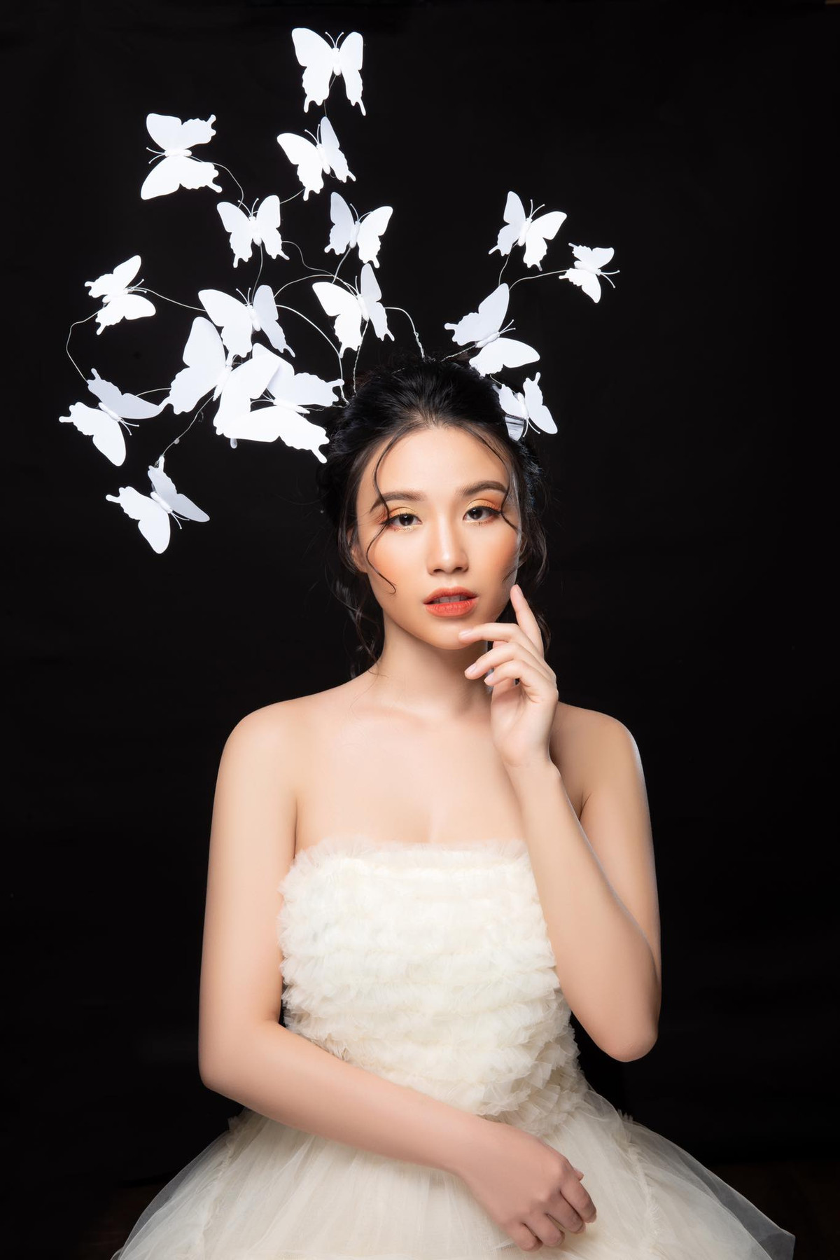 Chiếc đầm công chúa cúp ngực tôn lên bờ vai nõn nà của hot girl 9X. Ảnh: FBNV.