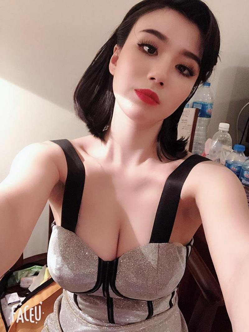 Linh Miu (tên thật là Vũ Mỹ Linh) nổi lên là hot girl 9X trong vai trò là người mẫu game với phong cách thời trang thiếu vải, nóng bỏng.