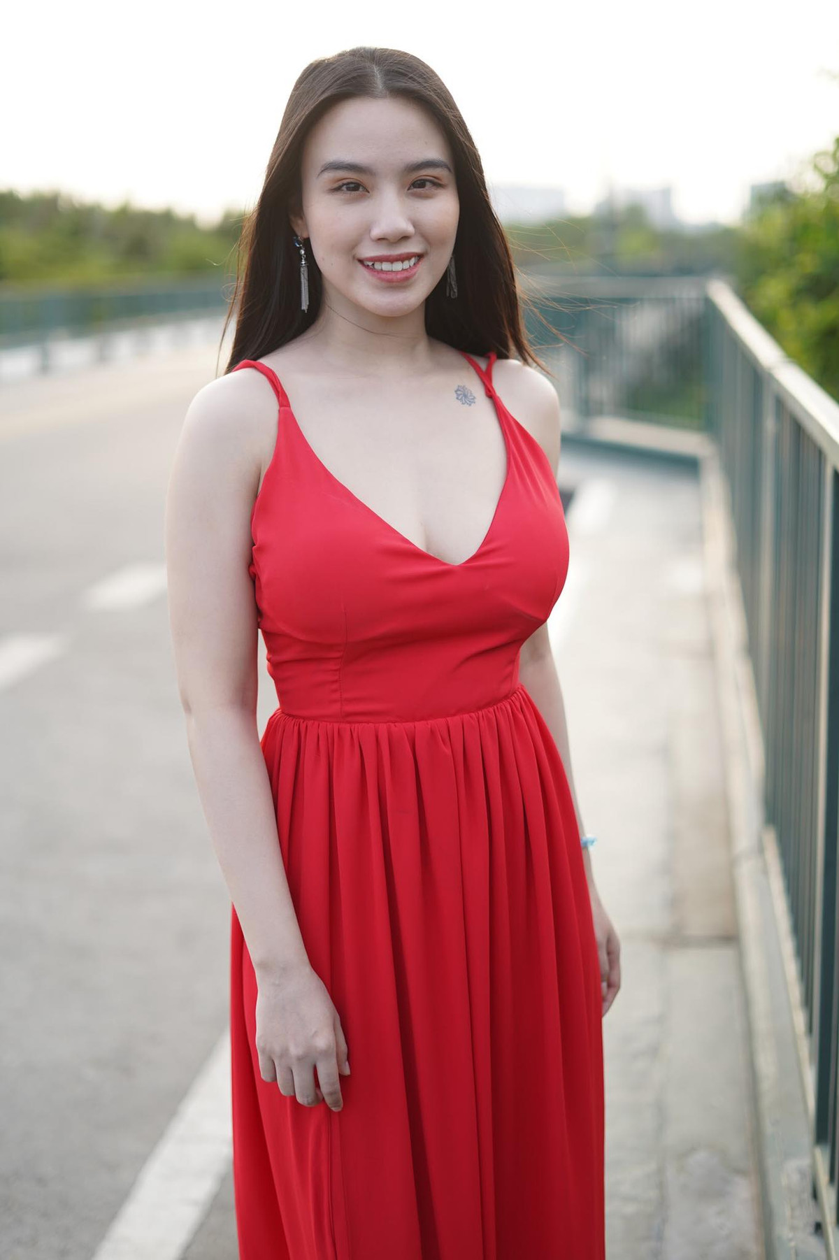 Với lợi thế vòng một "khủng", Linh Miu không ngại diện các kiểu đầm trễ nải sexy.