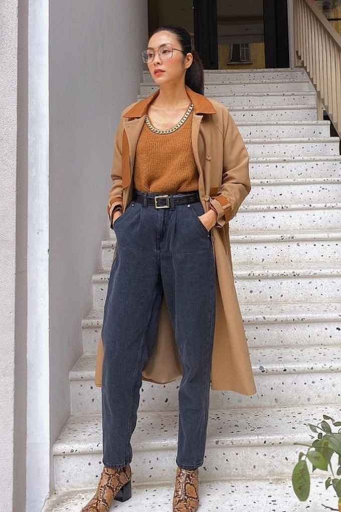 Hà Tăng diện áo len màu lạc đà, phối măng-tô cùng tông khi đến Hà Nội những ngày lạnh.