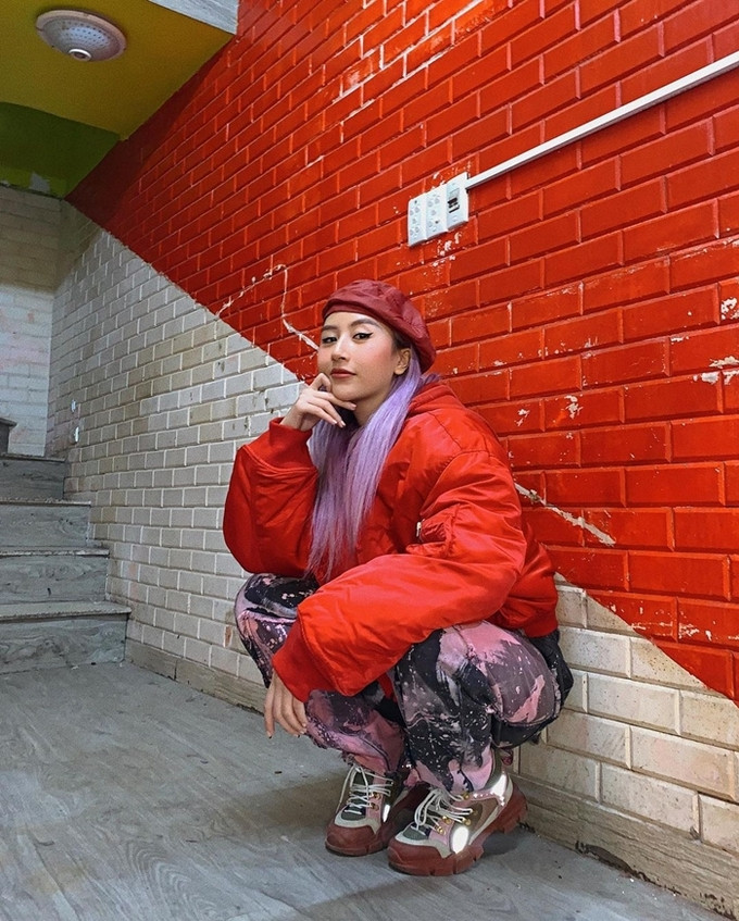 Lần khác, Quỳnh Anh Shyn phối đồ phong cách thể thao với áo phao, mũ nồi và giày "khủng".