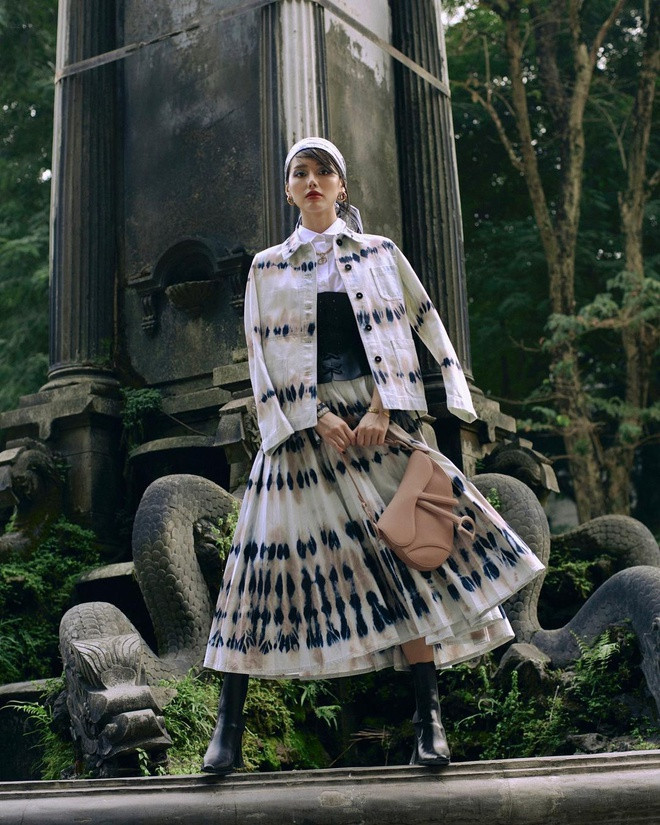 Khánh Linh cực sành điệu với áo denim cùng chân váy dài cùng họa tiết của nhà mốt Dior. Ảnh: IG, FB.