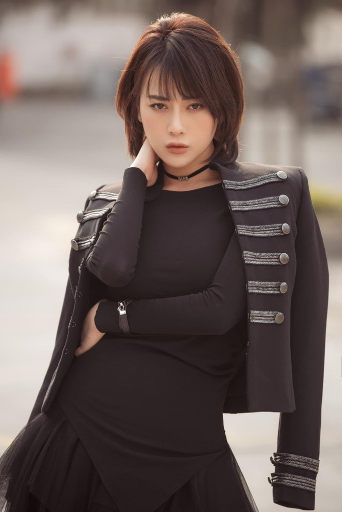 Phương Oanh khoe gu thời trang mùa lạnh với váy ôm sát và vest lửng khoác ngoài.