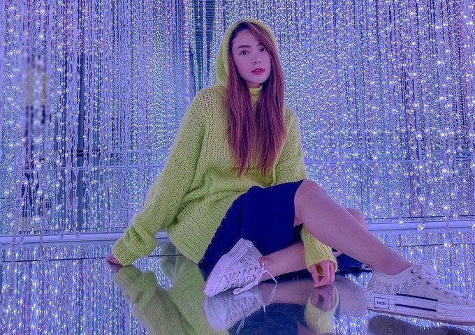 Minh Hằng nổi bật với áo len có nón phom dáng rộng, tông xanh cốm kết hợp váy midi xanh navy.