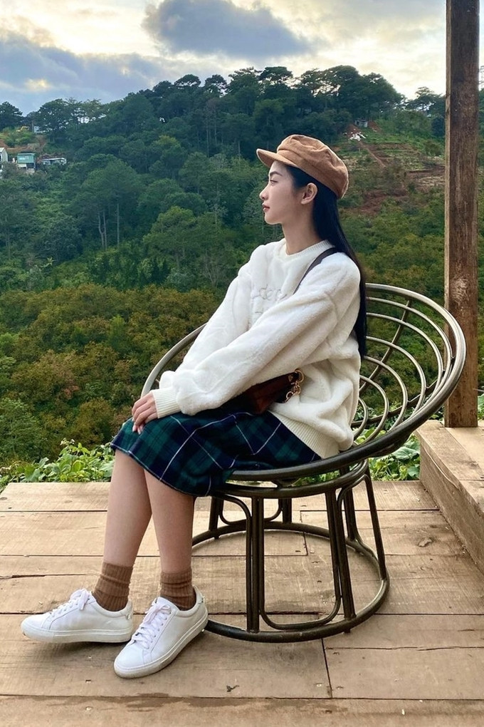 Jun Vũ gợi ý set đồ thời trang ngày lạnh như áo bông, vớ cổ cao, mũ beret...