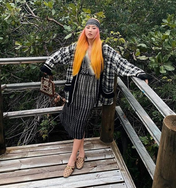 Quỳnh Anh Shyn toát lên vẻ thời thượng nhưng cũng không kém phần ấm áp khi phối cardigan sang chảnh với váy dài quá đầu gối.