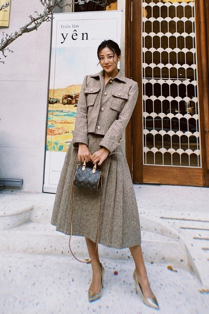 Văn Mai Hương sang chảnh với váy suit tông màu trầm, kiểu dáng cổ điển.