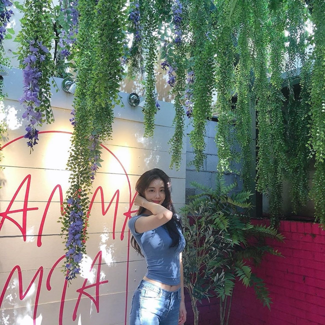 Cựu nữ tiếp viên khá yêu thích các kiểu trang phục bó sát để tôn đường cong cơ thể.