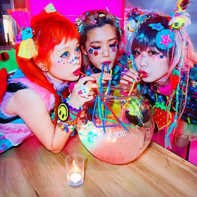 "Decora" là cách làm đẹp và ăn mặc sặc sỡ. Tín đồ của xu hướng này sẽ ăn mặc và trang điểm thật màu mè, bắt mắt nhất có thể. Đối với cách trang điểm, phổ biến nhất là dùng các gam màu nổi như hồng, xanh… cho mắt và đính thêm các hạt đá, cườm lên lông mi, mặt.