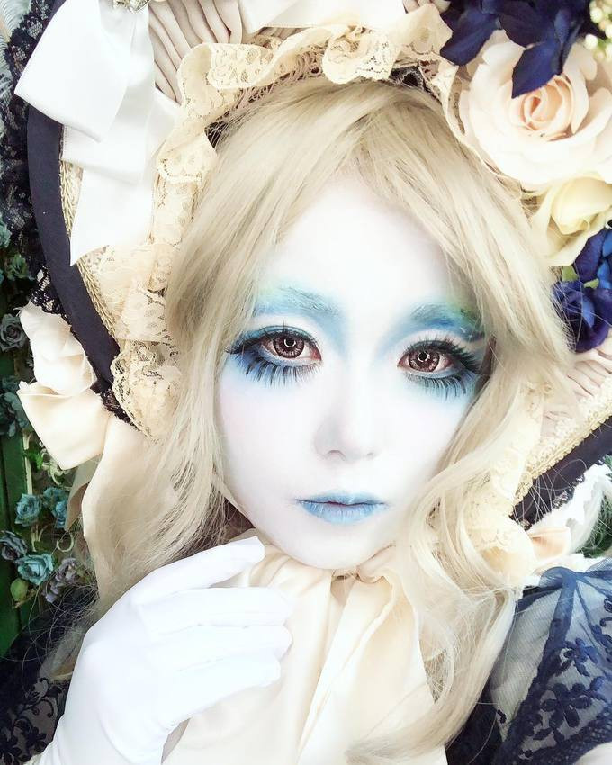 "Shironuri" là cách trang điểm kỳ lạ với khuôn mặt trắng và nhấn vào đôi mắt. Theo đó, đôi mắt được trang điểm cầu kỳ. Riêng làn da sẽ phải phủ một lớp phấn trắng dày cộp.