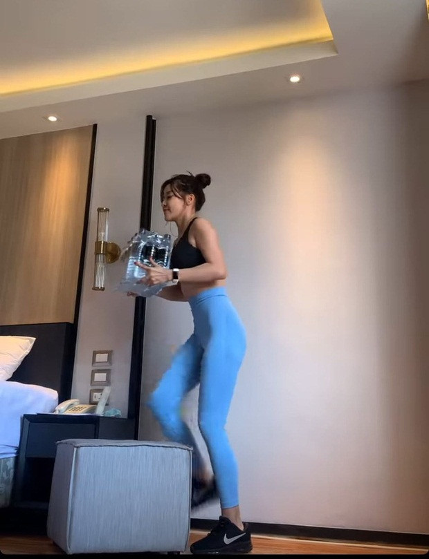 Người đẹp còn tận dụng lốc nước uống hàng ngày làm tạ tay, kết hợp cùng một số động tác cơ bản giúp cơ tay săn chắc và "đốt cháy" năng lượng tốt hơn.