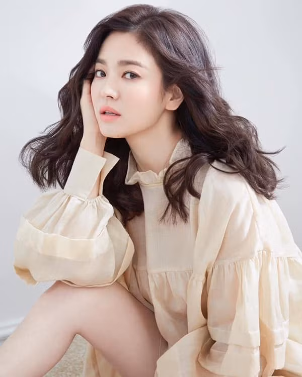 Nhìn cách ăn mặc và gương mặt trẻ trung của Song Hye Kyo, không ai đoán được rằng cô đã bước sang tuổi 39.