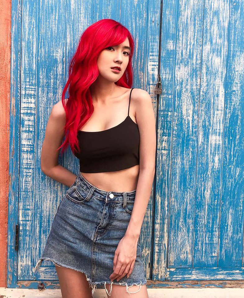 Set đồ quen thuộc của Beer Passaranan là áo hai dây phối cùng chân váy jeans.