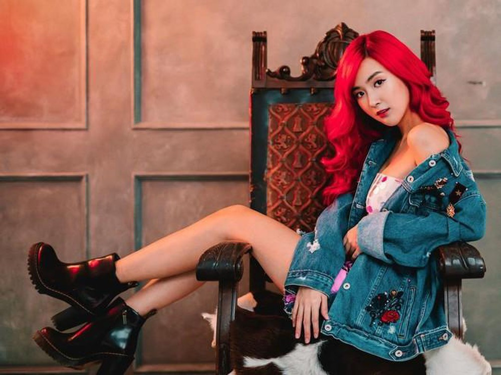 Nữ game thủ nổi tiếng xứ chùa Vàng khiến người hâm mộ mê mẩn vì cách ăn mặc sành điệu, cá tính.